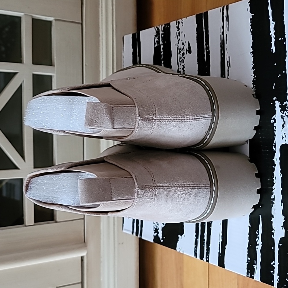 Dolce Vita Lug Sole Chelsea Boot, New In Box, Size 9.5 Color: Camel - Picture 7 of 15